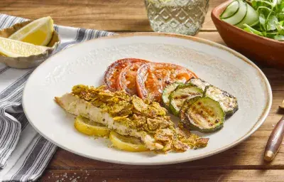 Pescado al horno con costra de hierbas y verduras grilladas Pescado al horno con costra de hierbas y verduras grilladas