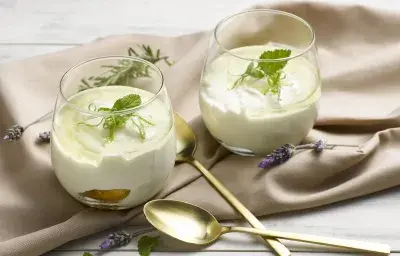 Postre yogurt con galletas y salsa de jengibre Postre yogurt con galletas y salsa de jengibre