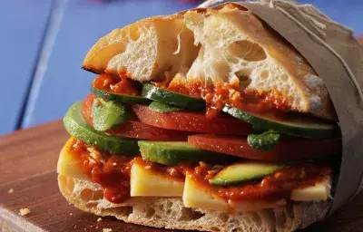 Sandwich Vegetariano y Queso Mantecoso Sandwich Vegetariano y Queso Mantecoso