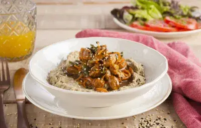 Cremoso de berenjena con cerdo salteado Cremoso de berenjena con cerdo salteado
