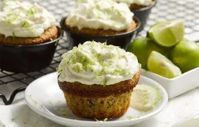 Cupcake de Limón y Amapola con Fronsting Condensado Cupcake de Limón y Amapola con Fronsting Condensado