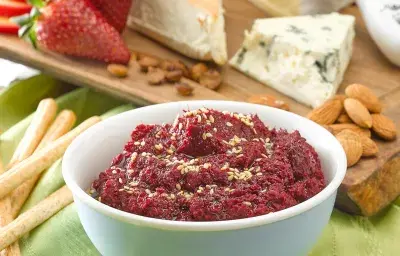 Hummus de Betarraga En Su Tabla de Quesos Hummus de Betarraga En Su Tabla de Quesos