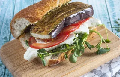 Sandwich de Berenjena Jugosa Ajo y Cebolla Sandwich de Berenjena Jugosa Ajo y Cebolla