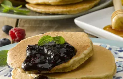 Pancakes de Quínoa con Salsa de Berries Pancakes de Quínoa con Salsa de Berries