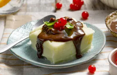 Semola sin lactosa de coco y salsa de chocolate y mango Semola sin lactosa de coco y salsa de chocolate y mango