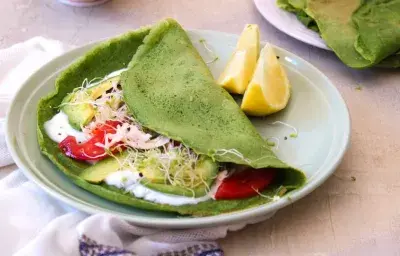 Panqueques de espinaca, pollo y salsa de yoghurt