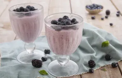 Batido de berries y albahaca Batido de berries y albahaca
