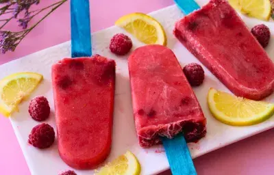 Paletas de helado de durazno y frambuesa Paletas de helado de durazno y frambuesa