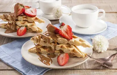 Waffles con salsa de manjar sin azúcar Waffles con salsa de manjar sin azúcar