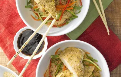 Salteado de Fideos Chinos con Verduras y Pollo Salteado de Fideos Chinos con Verduras y Pollo