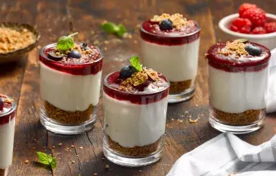 Vasitos de coco cremoso con berries y crocante Vasitos de coco cremoso con berries y crocante