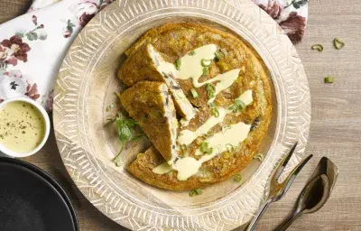 Tortilla de verduras y salsa amarilla