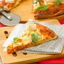 Pizza con Queso Brie, Palmito y albahaca