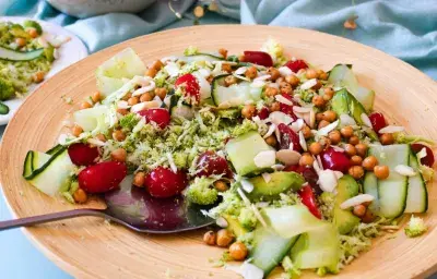 Ensalada de brocoli y garbazos crocantes