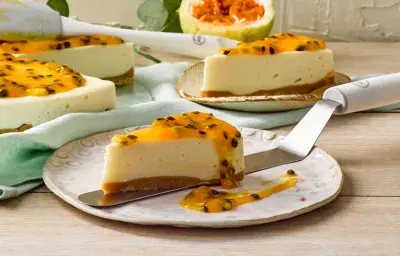 Cheesecake sin horn con salsa de maracuyá Cheesecake sin horn con salsa de maracuyá