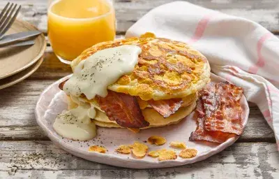 Hotcakes crocantes con Tocino y salsa de Queso Hotcakes crocantes con Tocino y salsa de Queso