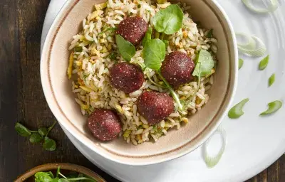 Arroz Chaufa con Albondiga de Quínoa y Betarraga