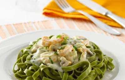 fetuccinis con salsa de camarones y champiñones fetuccinis con salsa de camarones y champiñones