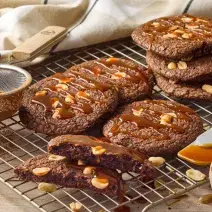 Galletas brownie con salsa caramelo