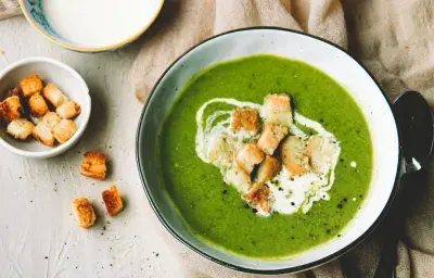 Crema de brócoli, arvejas y espinaca Crema de brócoli, arvejas y espinaca