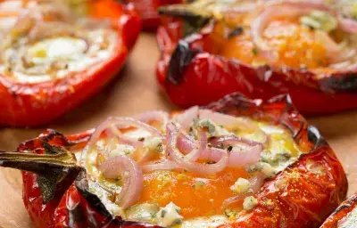 Pimentón relleno con Huevo y Queso Azul Pimentón relleno con Huevo y Queso Azul