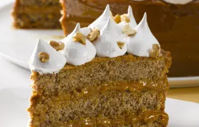 TORTA DE MANJAR NUEZ Y MERENGUE TORTA DE MANJAR NUEZ Y MERENGUE