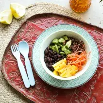 Bowl de arroz, porotos negros y verduras
