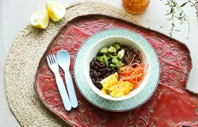 Bowl de arroz, porotos negros y verduras