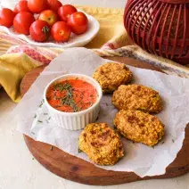 Nuggets de coliflor y Nestúm ® con dip fresco de pimientos y tomate
