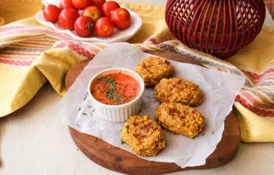 Nuggets de coliflor y Nestúm ® con dip fresco de pimientos y tomate