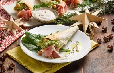 Conitos crocantes de guacamole y jamón serrano Conitos crocantes de guacamole y jamón serrano