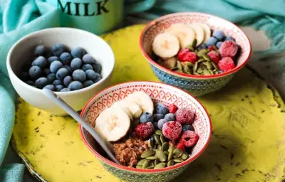 Porridge de avena y chocolate Nesquik® sin azúcar añadida con berries y semillas Porridge de avena y chocolate Nesquik® sin azúcar añadida con berries y semillas
