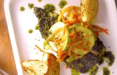 Merluza al Pesto y Verduras con Papas Bravas