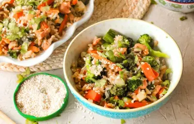 Arroz salteado con verduras y pescado