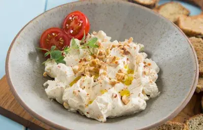 Dip de Queso Crema con Caldo de Costilla, Merkén, Maní y Aceite de Oliva Dip de Queso Crema con Caldo de Costilla, Merkén, Maní y Aceite de Oliva