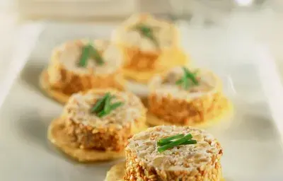 Rollo de Queso Crema con Nueces y Sésamo Rollo de Queso Crema con Nueces y Sésamo