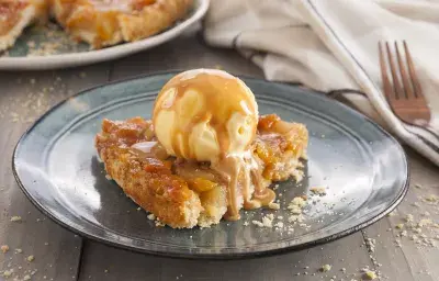 Tarta tatín con helado de vainilla