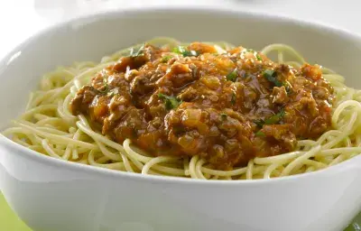 Spaghetti con Salsa Bolognesa Tradicional Spaghetti con Salsa Bolognesa Tradicional