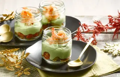 Crema de palta con tomates cherrys y camarones salteados