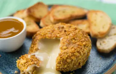 Camembert Crispy con salsa de Maracuyá y Curry Camembert Crispy con salsa de Maracuyá y Curry