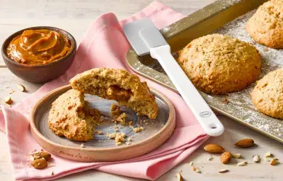 Galletas de nuez con centro de manjar Galletas de nuez con centro de manjar