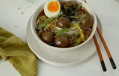 Sopa Oriental de Verduras con Albóndigas