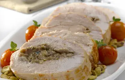 Pechuga de Pavo Rellena con Champiñones, Tocino y Pistachos Pechuga de Pavo Rellena con Champiñones, Tocino y Pistachos