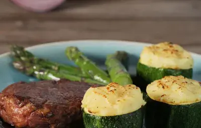 Lomo con Zapallos Italianos Rellenos con Pure al Parmesano