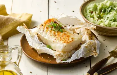Papillote de congrio con puré de habas Papillote de congrio con puré de habas