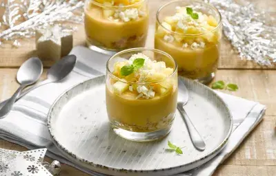 Vaso de mango, piña y chocolate blanco Vaso de mango, piña y chocolate blanco