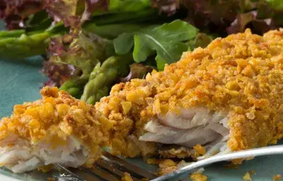 Filete de Merluza Crispy con Ensalada Fresca Filete de Merluza Crispy con Ensalada Fresca
