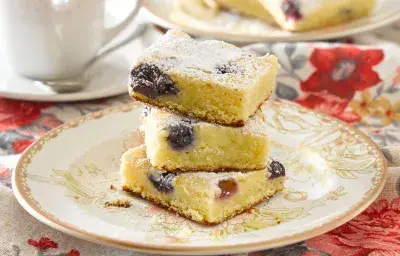 Brownie Blanco con Arándanos Brownie Blanco con Arándanos