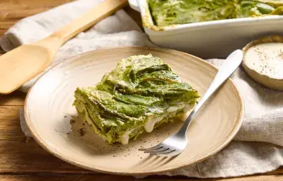Lasaña de vegetales verdes y salsa blanca Lasaña de vegetales verdes y salsa blanca