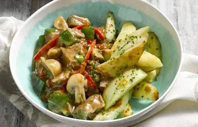 Strogonoff con Salsa de Carnen y Papas Doradas Strogonoff con Salsa de Carnen y Papas Doradas